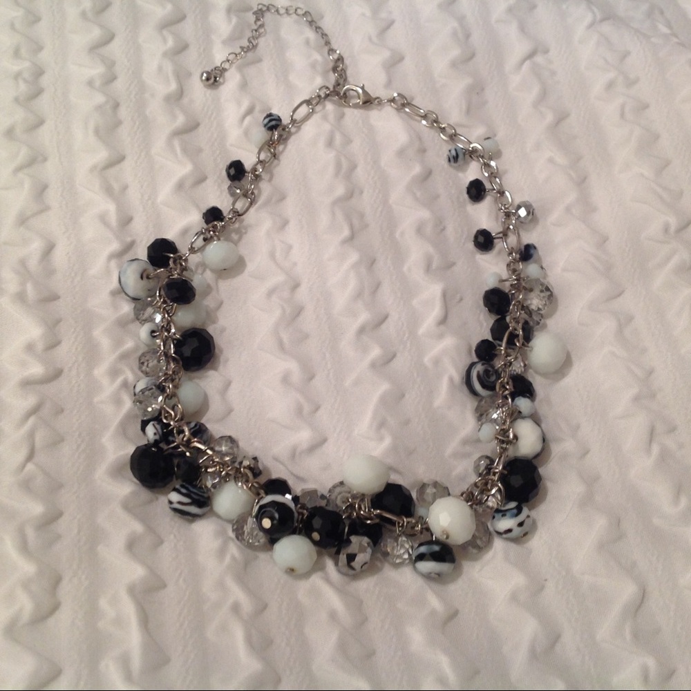🎄 Black and White Bauble Necklace